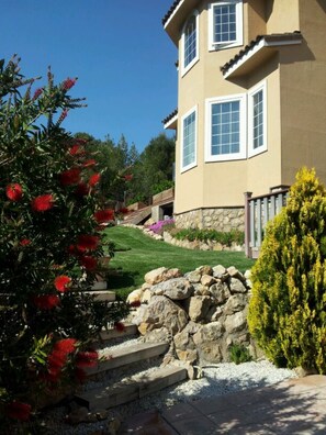 Property grounds - Holiday Home 'Villa Sitges Mas Mestre' with Mountain View, Wi-Fi and Air Conditioning (Olivella)