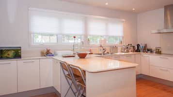 Geladeira, micro-ondas, fogão, cooktop