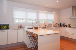 Réfrigérateur, four à micro-ondes, un four, surface de cuisson