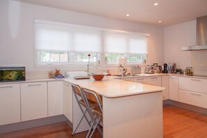 Een koelkast, een microgolfoven, een oven, een kookplaat