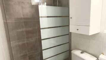 Een douche, een haardroger, handdoeken