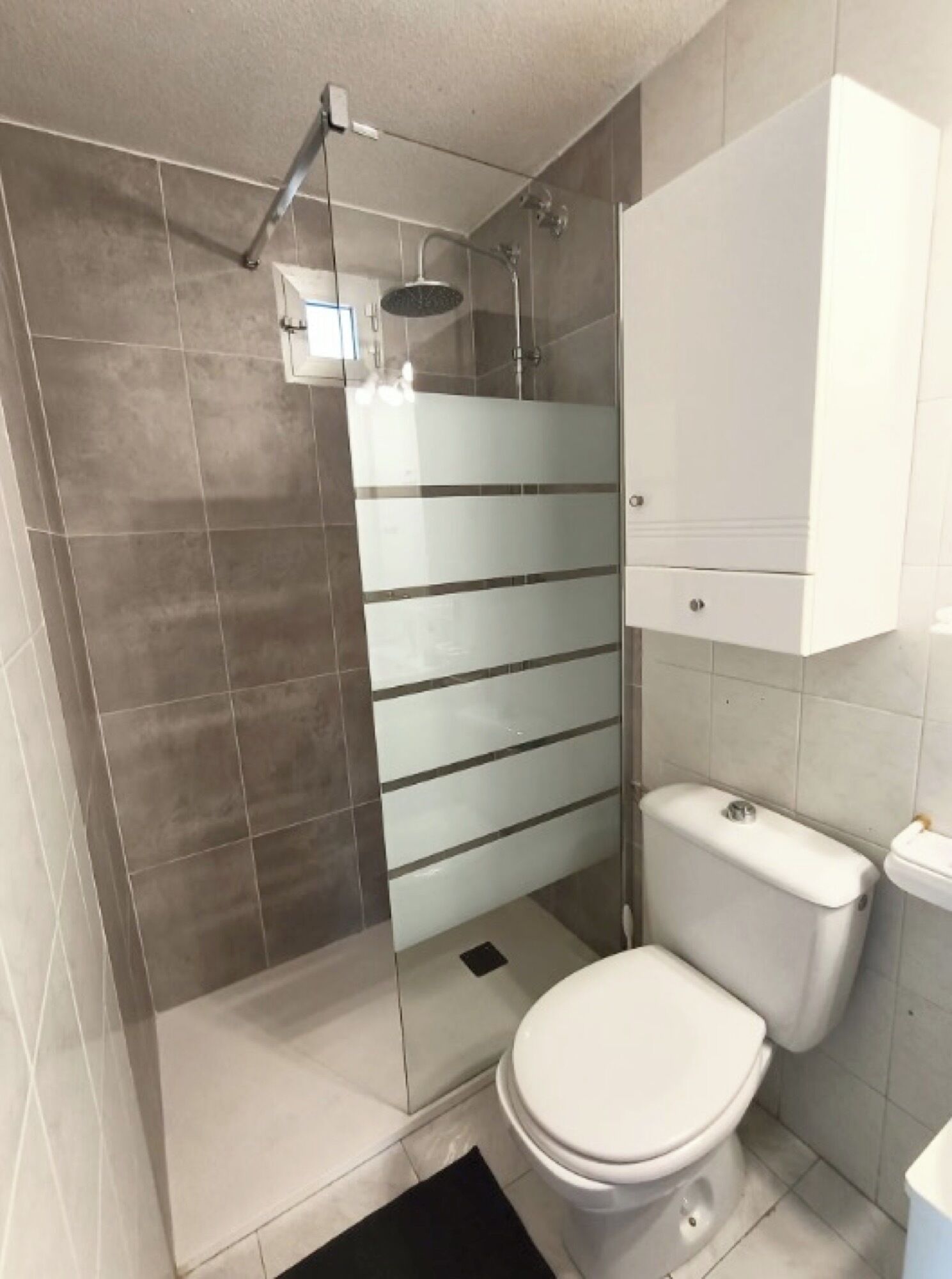 Een douche, een haardroger, handdoeken