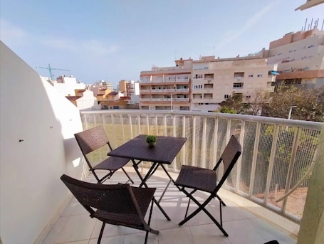 Outdoor dining. Cozy Apartment 300 m from the Beach with Lake View, Wi-Fi & Air Conditioning
