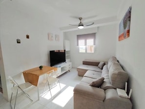 TV - Cozy Apartment 300 m from the Beach with Lake View, Wi-Fi & Air Conditioning (La Mata)