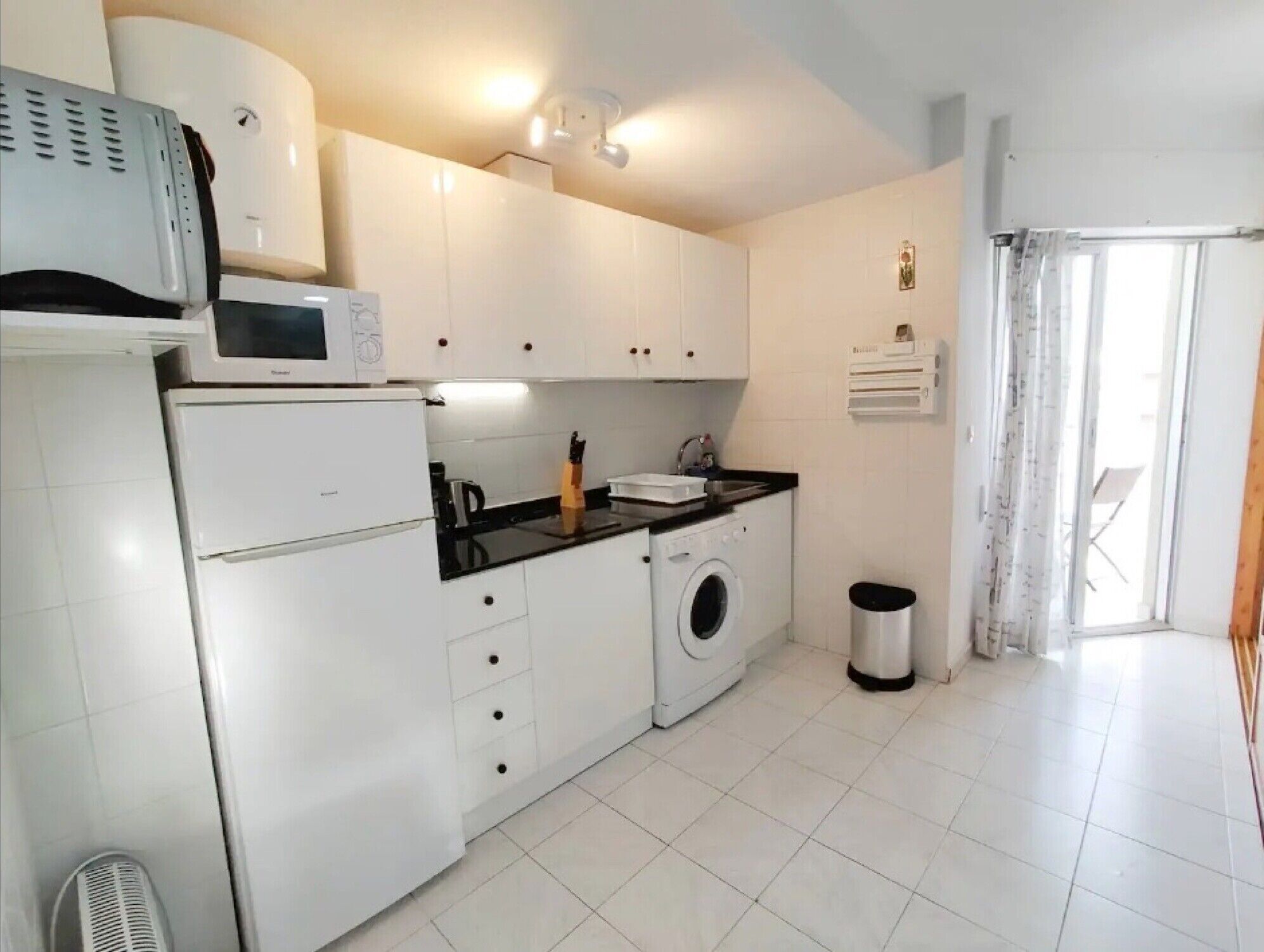 Frigorífico, microondas, horno y placa de cocina