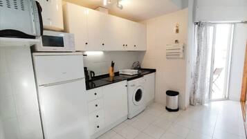 Frigorifero, microonde, forno, piano cottura