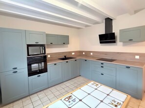 Frigorifero, microonde, forno, piano cottura