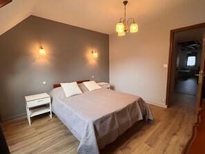 5 bedrooms, iron/ironing board, free WiFi