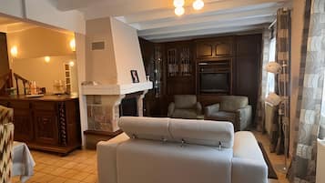 Fernseher, Kamin, DVD-Player, Stereoanlage