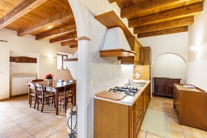 Fridge, stovetop, electric kettle, cookware/dishes/utensils - Apartment 'Appartamento Trilocale' with Shared Terrace, Shared Garden and Wi-Fi (Bardolino)