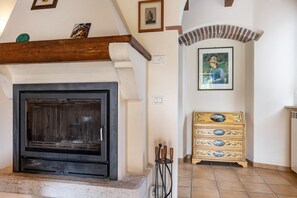 Interior - Apartment 'Appartamento Trilocale' with Shared Terrace, Shared Garden and Wi-Fi (Bardolino)