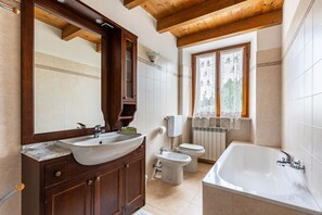 Douche, sèche-cheveux, serviettes fournies