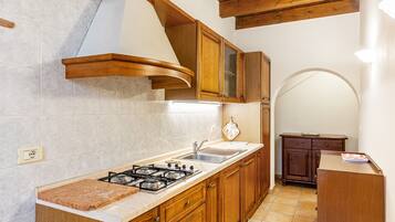 Fridge, stovetop, electric kettle, cookware/dishes/utensils