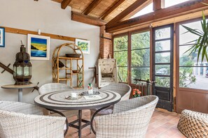Dining - Apartment 'Appartamento Trilocale' with Shared Terrace, Shared Garden and Wi-Fi (Bardolino)