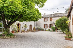 Exterior - Apartment 'Appartamento Trilocale' with Shared Terrace, Shared Garden and Wi-Fi (Bardolino)