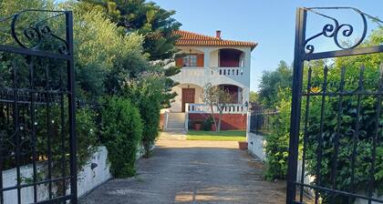 Maison de campagne 'Family Villa Dora' avec vue sur la mer, Wi-Fi et climatisation