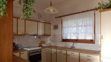 Fridge, oven, stovetop, coffee/tea maker