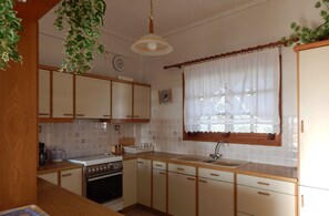 Frigorifero, forno, piano cottura, macchina per tè/caffè