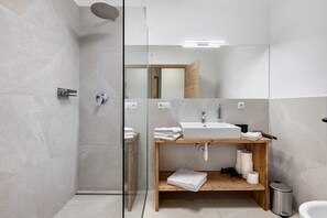 Shower, hair dryer, towels - Apartment 'Matscherhof Family 1' with Mountain View, Wi-Fi and Air Conditioning (Lana)