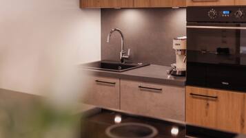 Frigorifero, forno, piano cottura, lavastoviglie