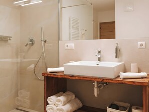 Douche, sĂšche-cheveux, serviettes fournies