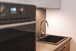 ثلاجة، فرن، موقد طهي مسطح، غسالة أطباق