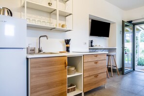 Refrigerador, microondas, parrilla de estufa y cafetera y tetera 