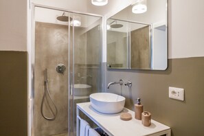 Douche, sèche-cheveux, serviettes fournies