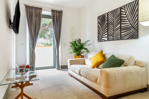 TV - Casale Lorenzo - Apartment 4 with private terrace, shared garden and air conditioning (Orbetello)