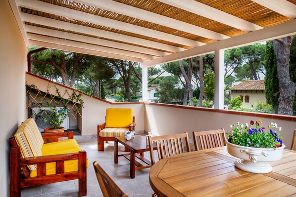 Outdoor dining - Casale Lorenzo - Apartment 4 with private terrace, shared garden and air conditioning (Orbetello)