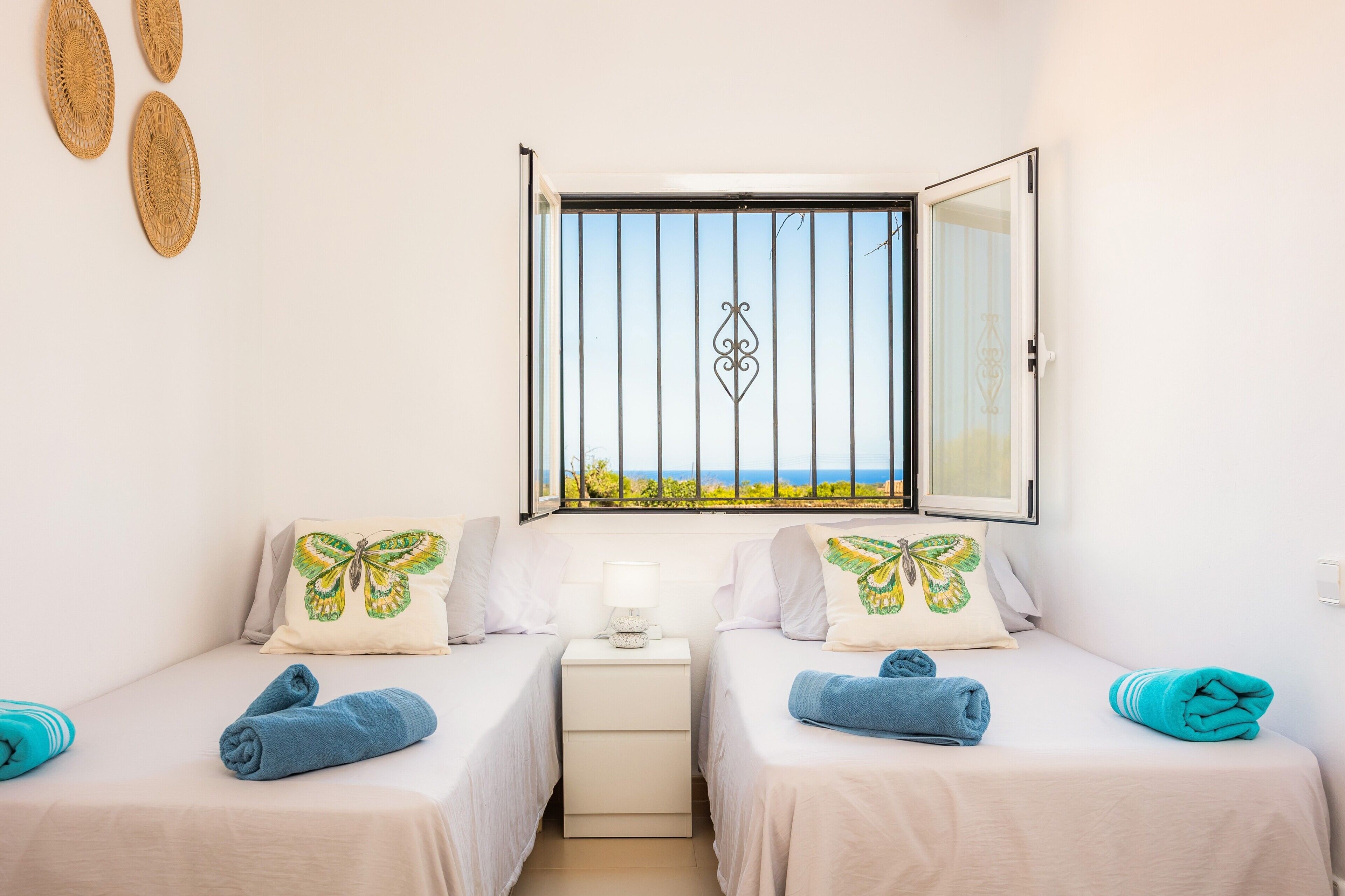 4 bedrooms, iron/ironing board, free WiFi, bed sheets