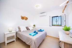 4 bedrooms, iron/ironing board, free WiFi, bed sheets