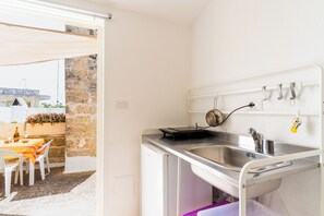 Kühlschrank, Herdplatte, Wasserkocher mit Kaffee-/Teezubehör