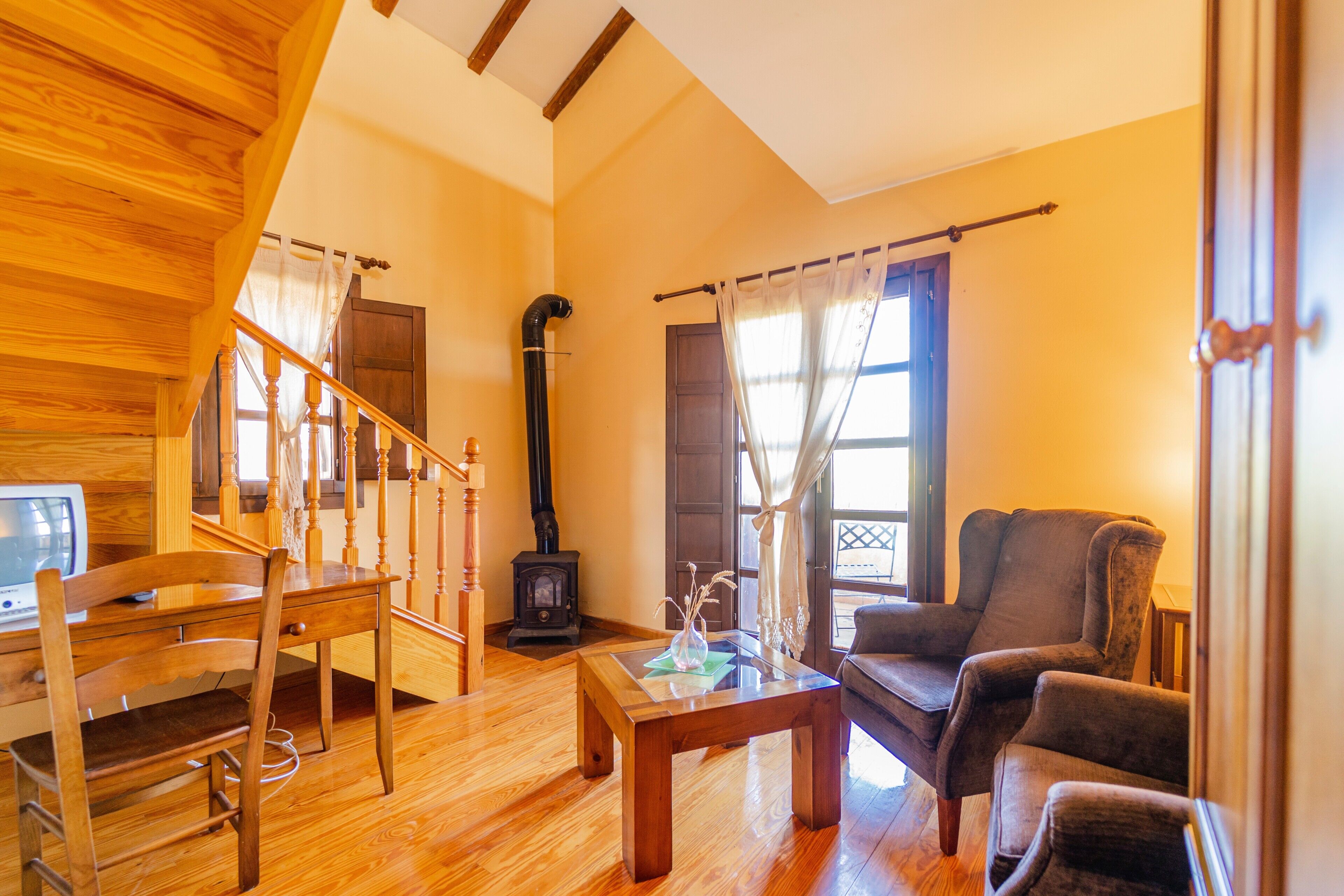 Een televisie, een open haard en een dvd-speler