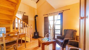 Een televisie, een open haard en een dvd-speler