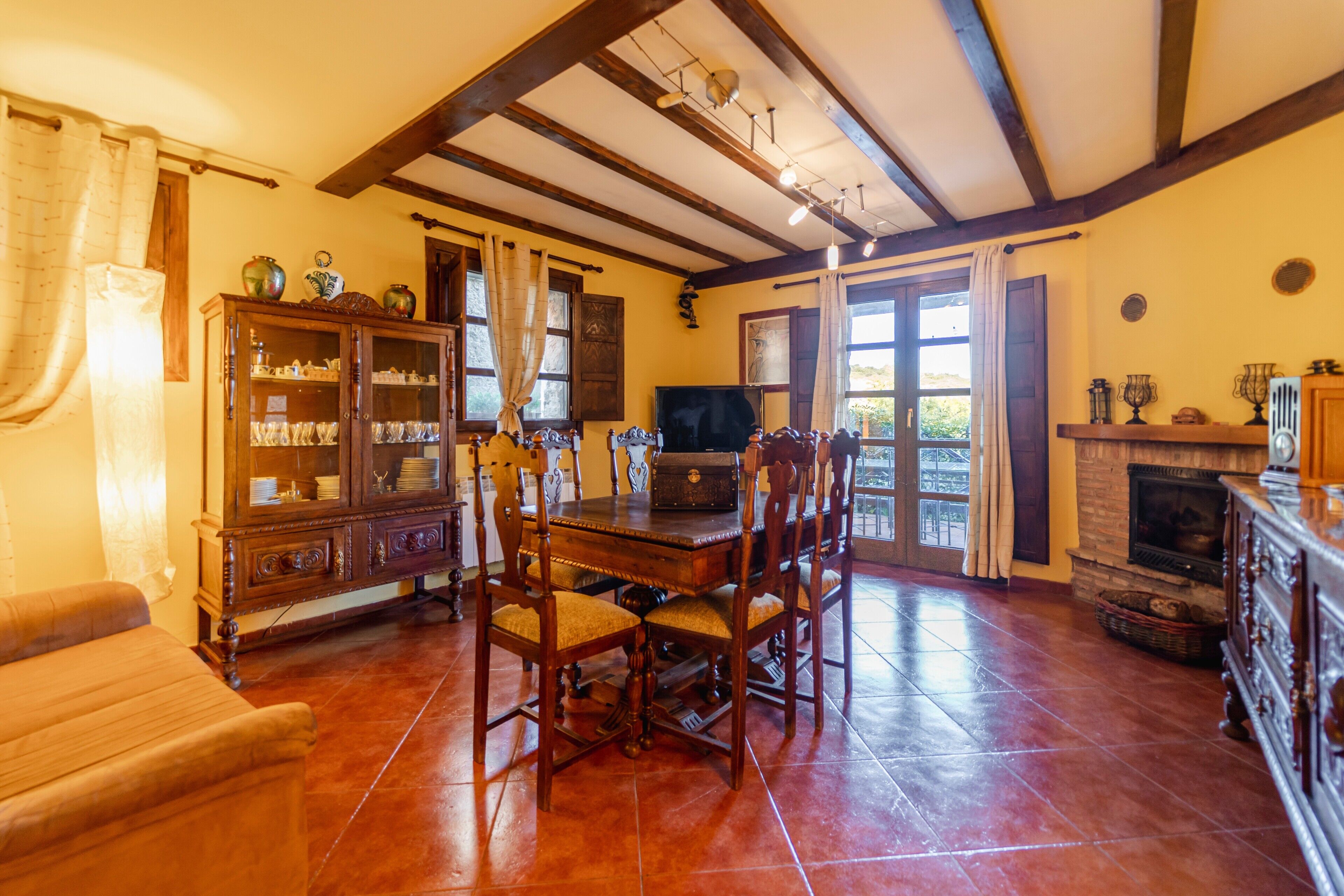 Een televisie, een open haard en een dvd-speler