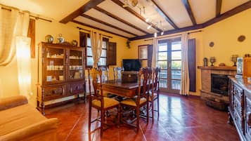 Een televisie, een open haard en een dvd-speler