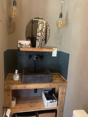 Shower, hair dryer, towels - Holiday Home 'Mini House' with Mountain View, Shared Pool and Wi-Fi (Castelvittorio)