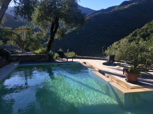 Holiday Home 'Mini House' with Mountain View, Shared Pool and Wi-Fi
