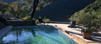 Casa de vacaciones 'Mini House' con vistas a la montaña, piscina compartida y Wi-Fi