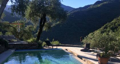 Holiday Home 'Mini House' with Mountain View, Shared Pool and Wi-Fi