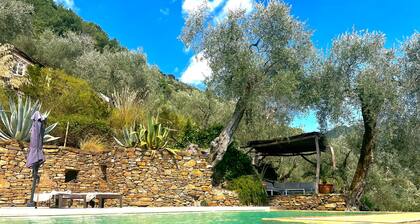 Ferienhaus 'Mini House' mit Bergblick, Gemeinschaftspool und Wi-Fi