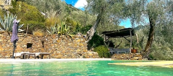 Holiday Home 'Mini House' with Mountain View, Shared Pool and Wi-Fi