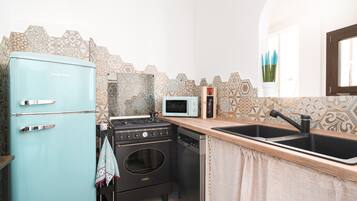 Jääkaappi, mikroaaltouuni, uuni, liesi