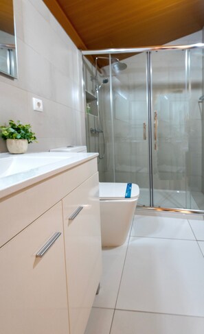 Douche, sèche-cheveux, serviettes fournies