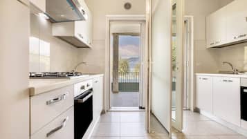 Frigorífico, horno, placa de cocina y cafetera o tetera