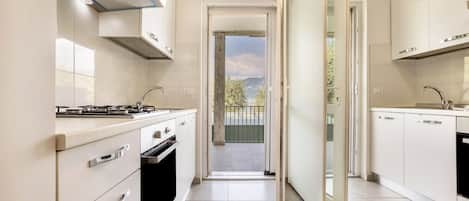 Fridge, oven, stovetop, coffee/tea maker