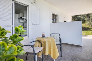 Outdoor dining - Studio Apartment 'Tiny' with Shared Terrace and Wi-Fi (Brenzone)