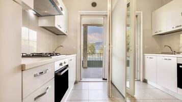 Kühlschrank, Ofen, Herdplatte, Wasserkocher mit Kaffee-/Teezubehör