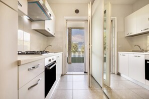 Refrigerador, horno, parrilla de estufa y cafetera y tetera 